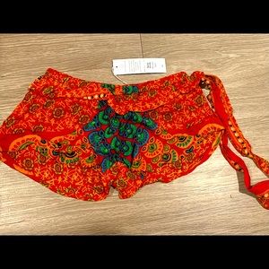 YIREH pantai short in the print “Morocco”.